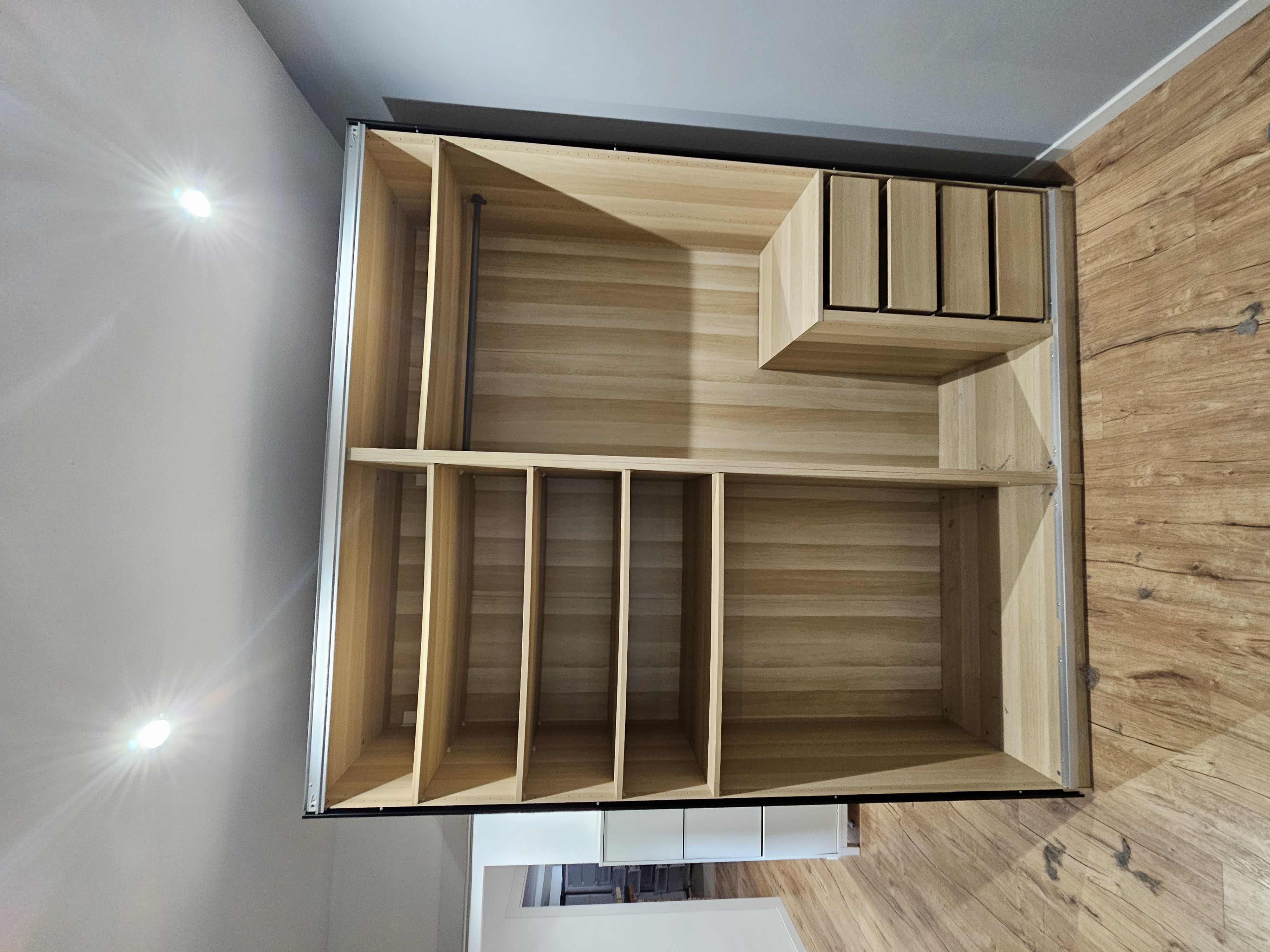 Armari empotrat de fusta clara muntat per Mudances Sabaté