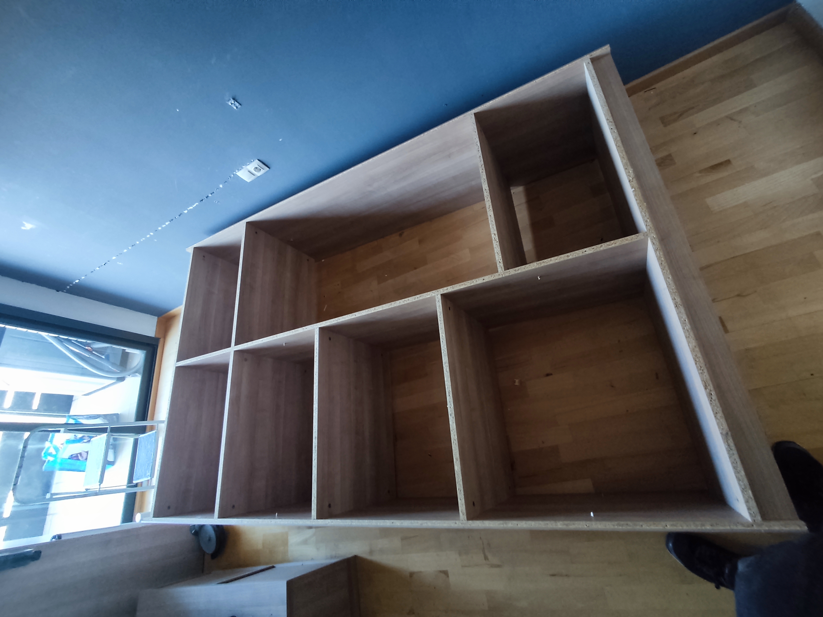 Interior d'armari amb portes corredisses de fusta clara muntat per Mudances Sabaté