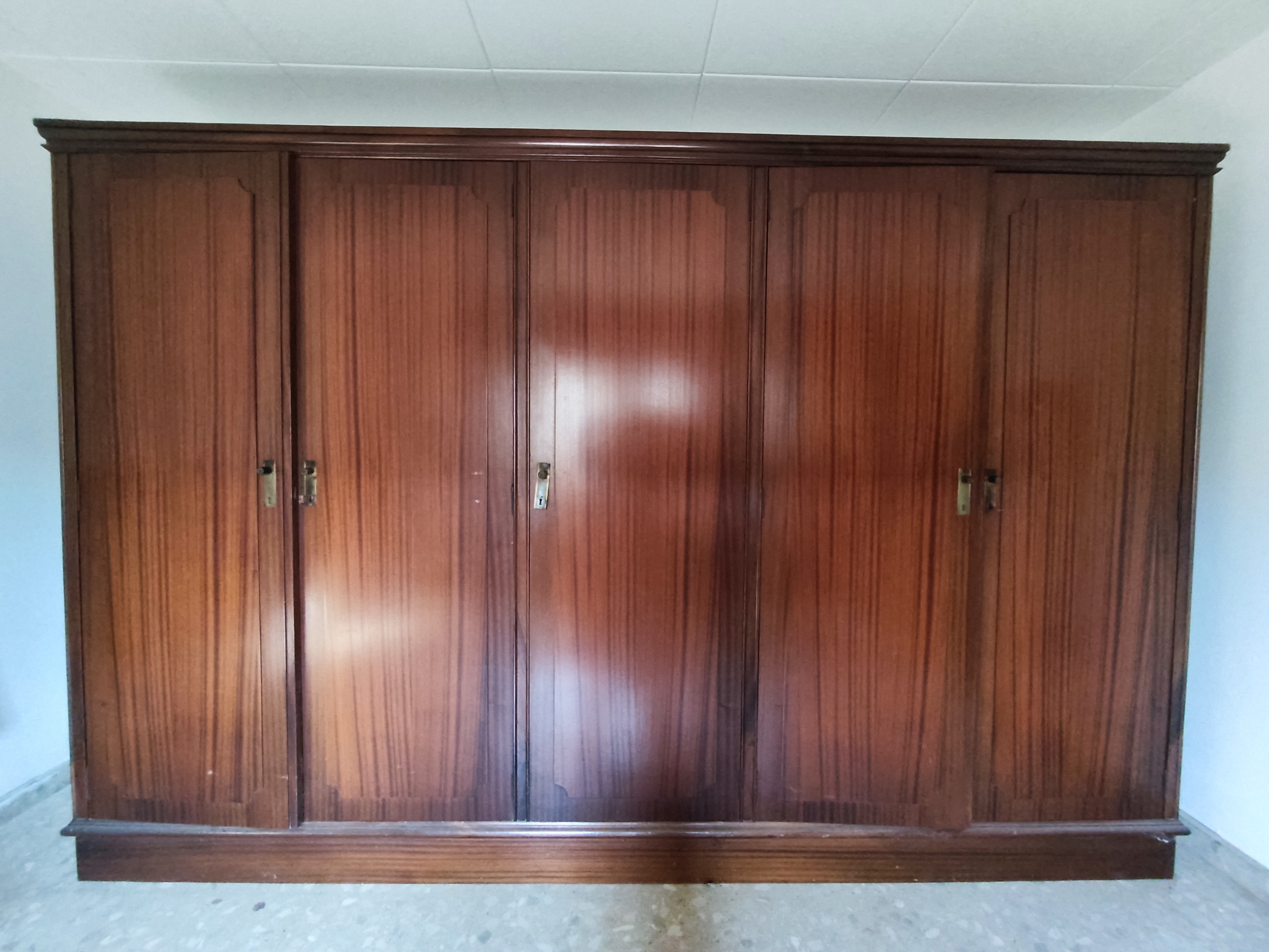 Armari rober gran de fusta fosca amb cinc portes muntat per Mudances Sabaté