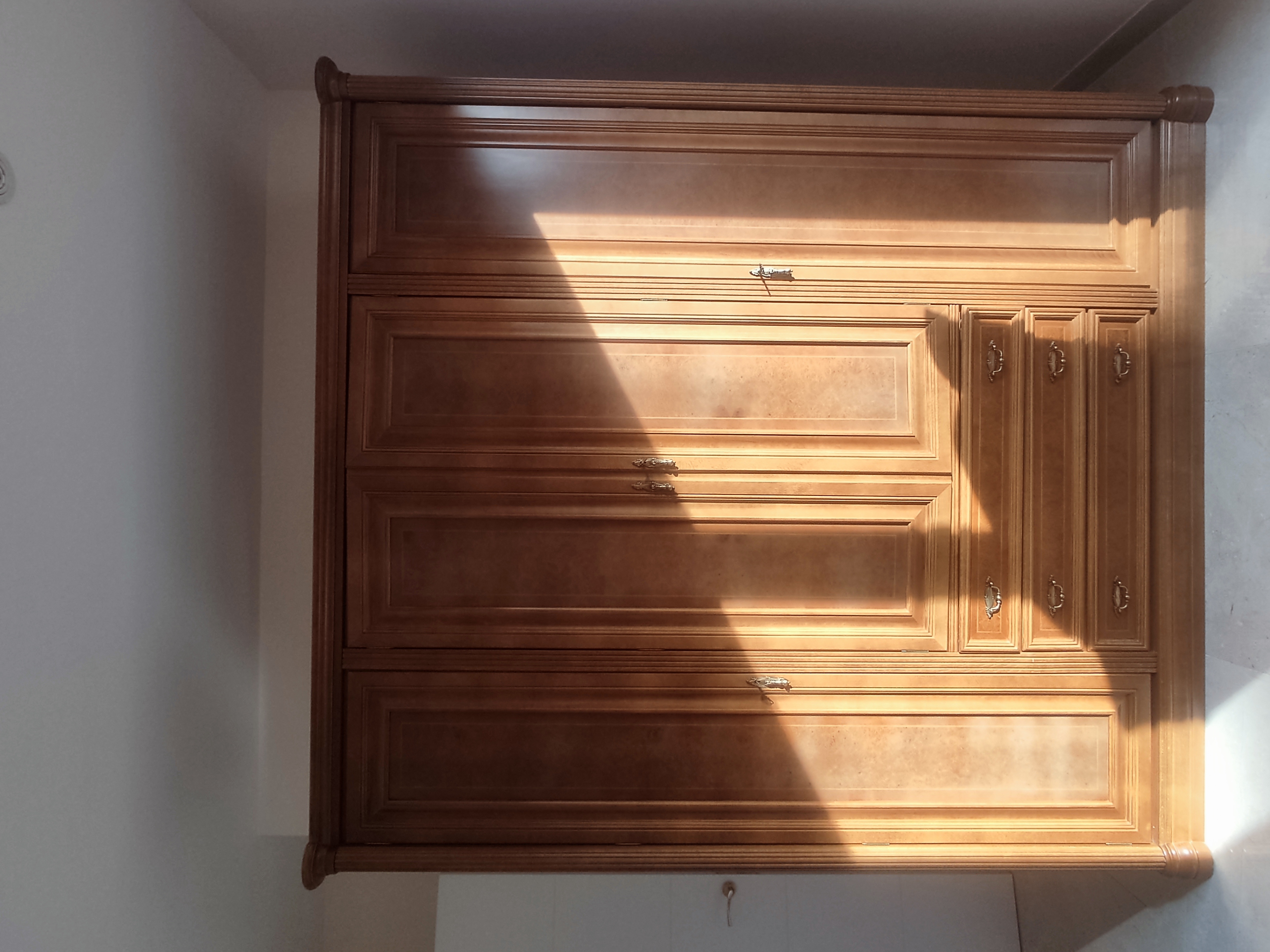 Calaixera clàssica de fusta clara amb calaixos muntada per Mudances Sabaté