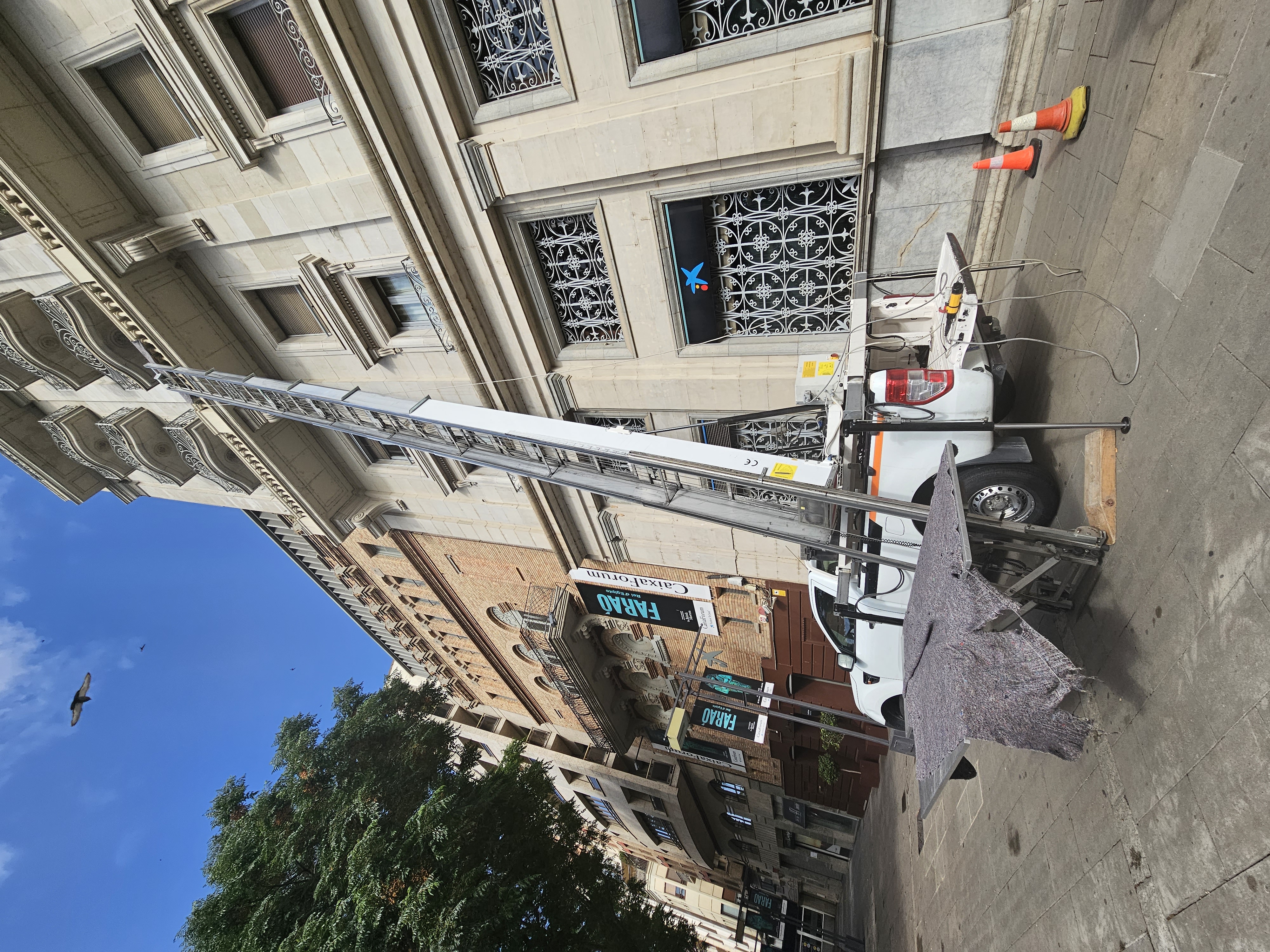 Camió grua de Mudances Sabaté davant edifici clàssic