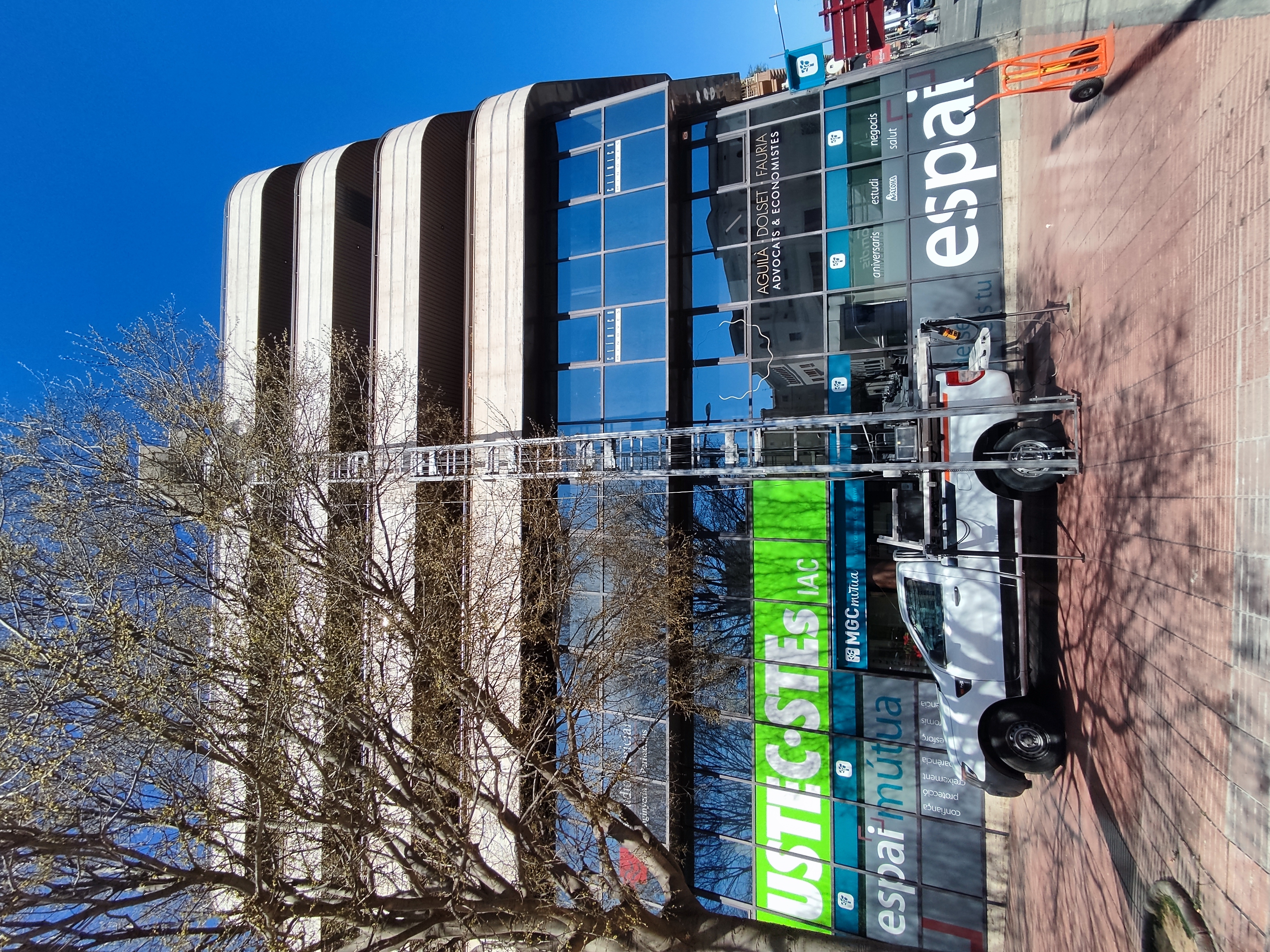 Grua elevadora de Mudances Sabaté davant edifici