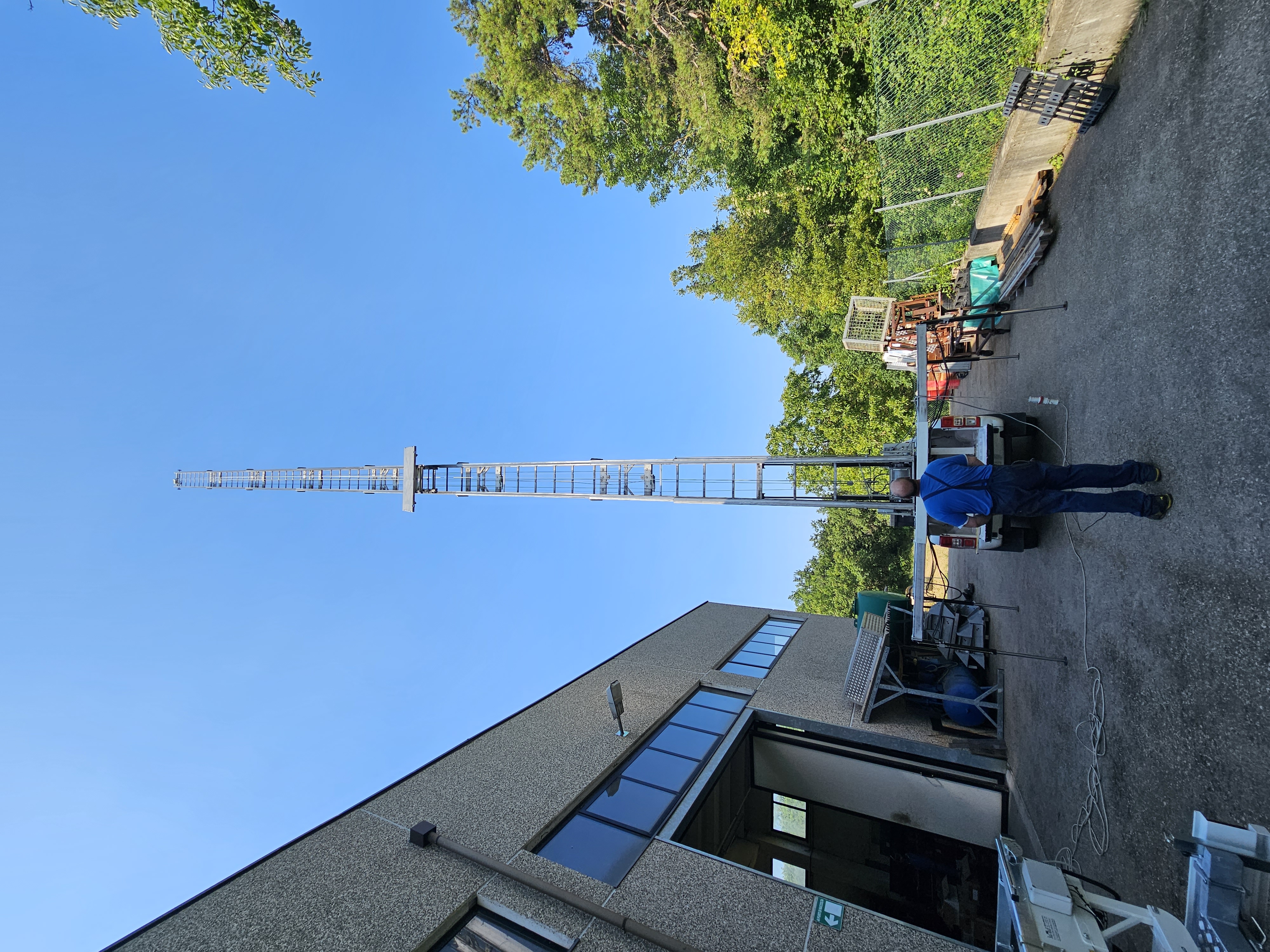 Camió grua de Mudances Sabaté davant edifici modern