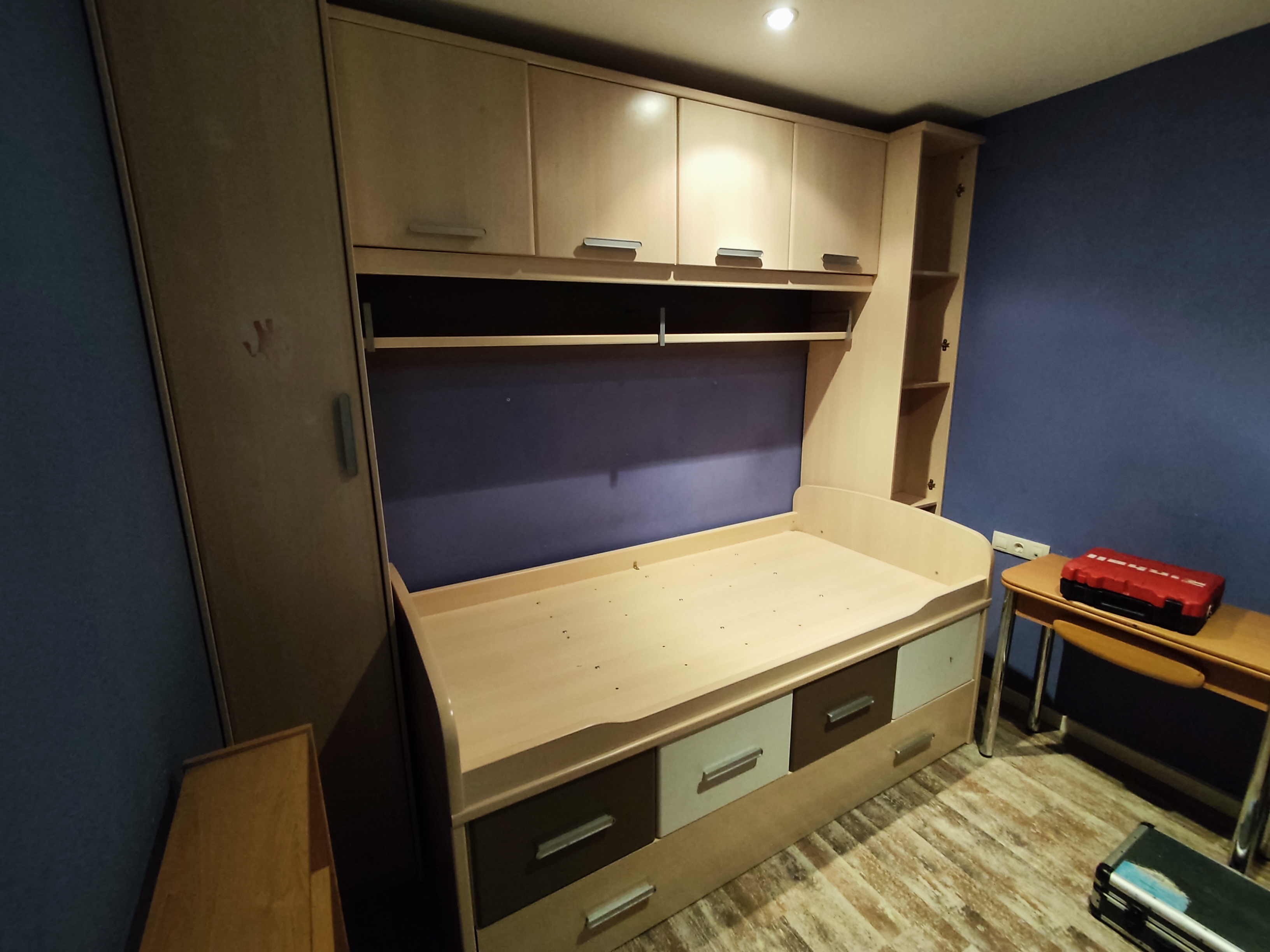 Llit compacte juvenil de fusta clara amb calaixos muntat per Mudances Sabaté