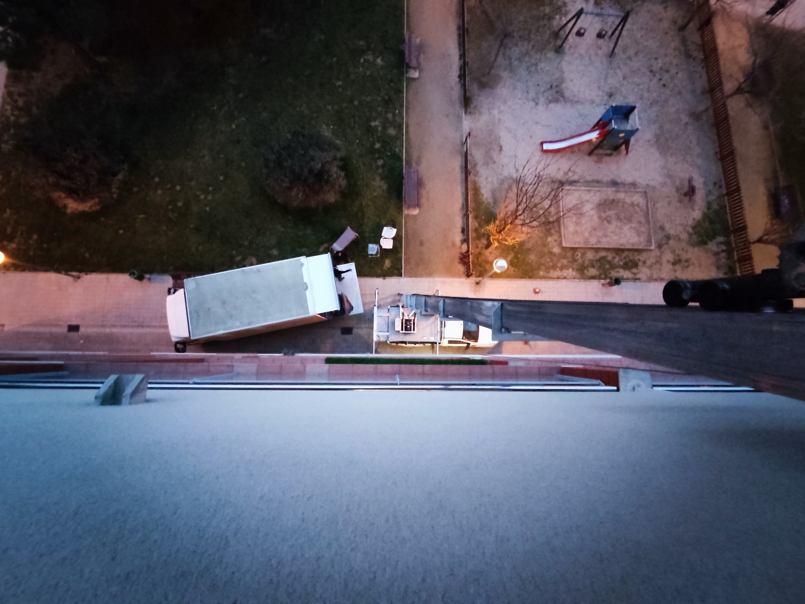 Vista aèria del camió de mudança de nit