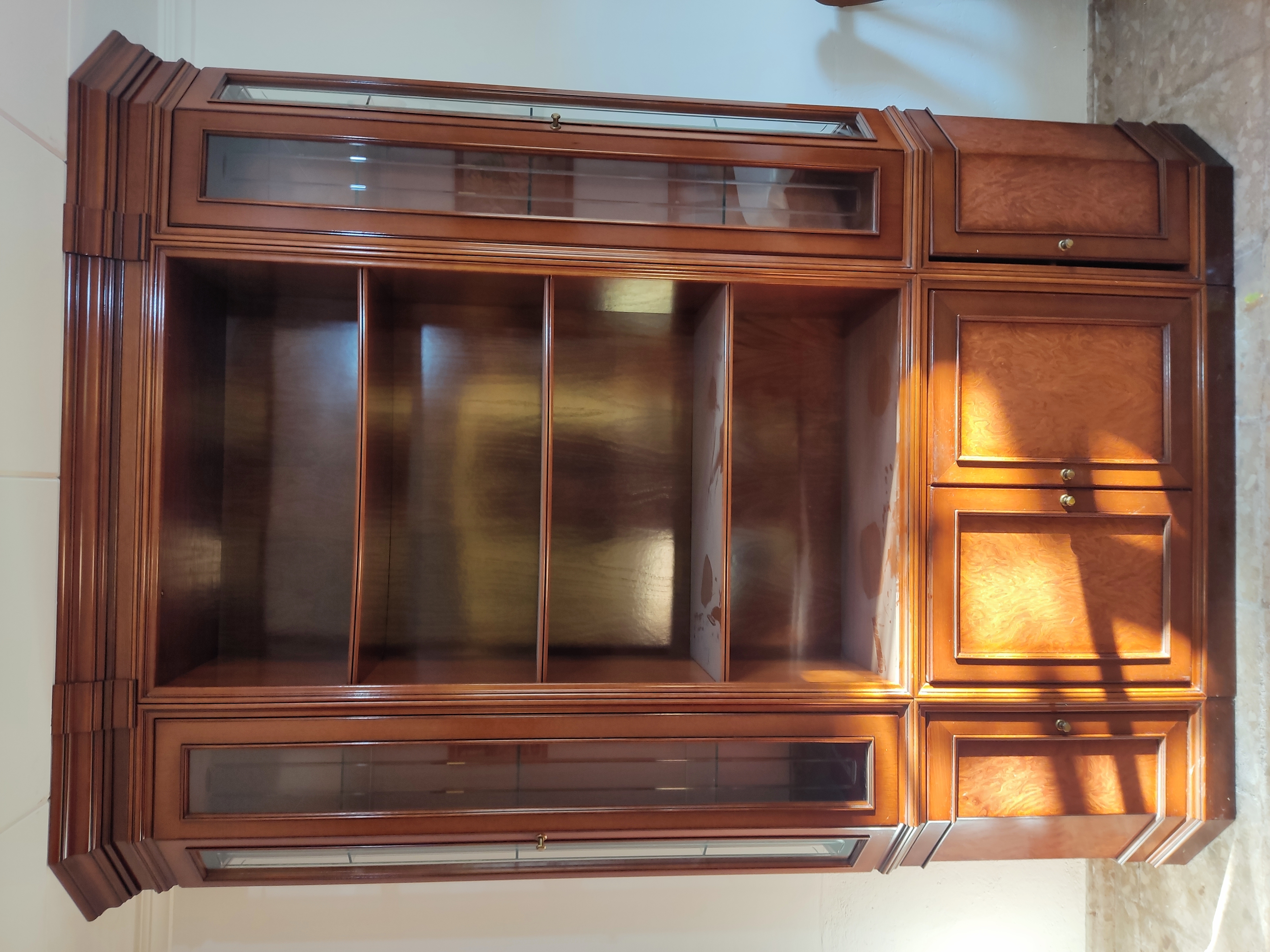 Vitrina elegant de fusta fosca amb vidre muntada per Mudances Sabaté